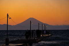 黄昏の桟橋と夕富士
