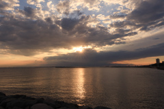 雲間の夕日