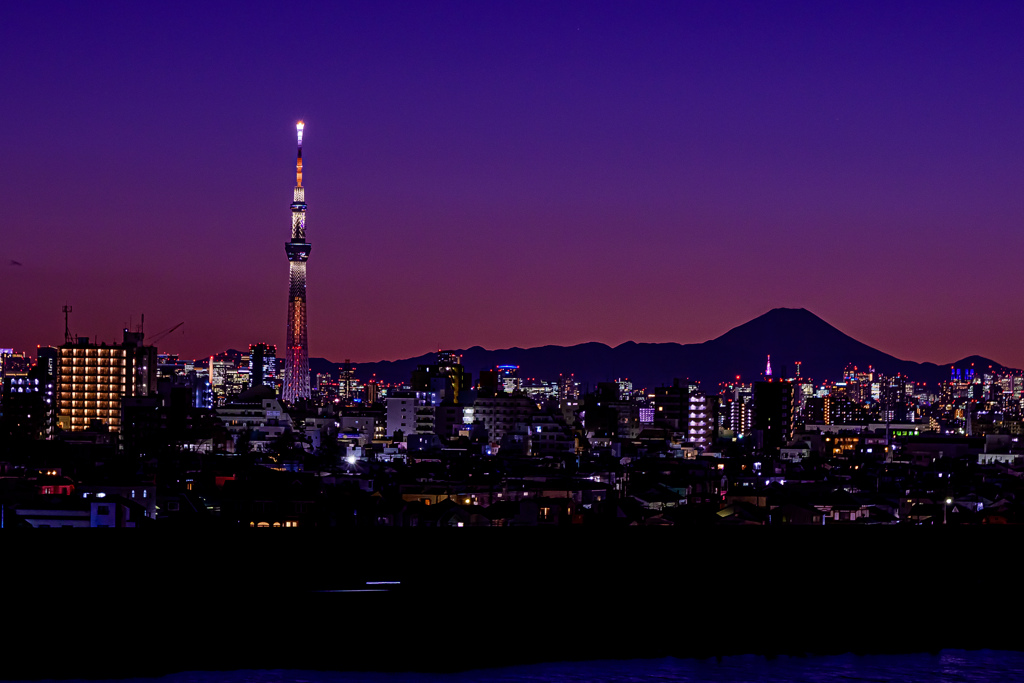 東京夜景 スカイツリーとシルエット富士