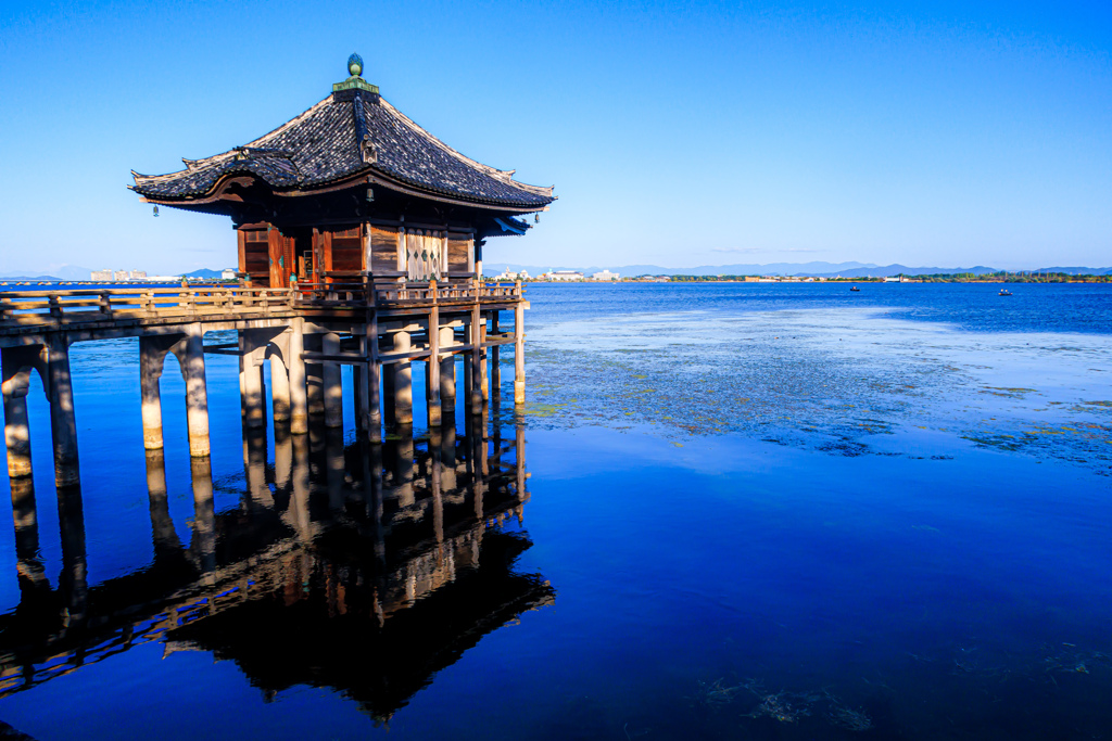 湖上の御堂
