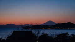 相模湾の夕景とシルエット富士