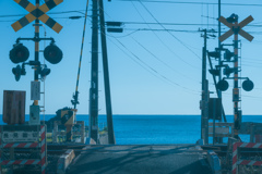 踏切の先は青い海