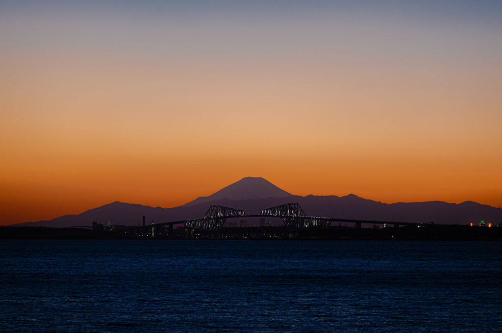 夕空に浮かぶ富士と東京ゲートブリッジ