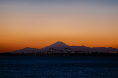 夕空に浮かぶ富士と東京ゲートブリッジ