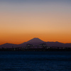 夕空に浮かぶ富士と東京ゲートブリッジ