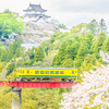 桜に包まれた大多喜城といすみ鉄道