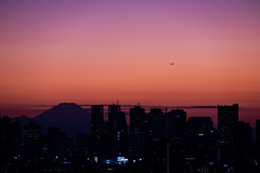 富士と新宿高層ビル群の夕景