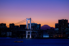 黙す富士、灯る大都市