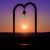 幸せの鐘を彩る夕日