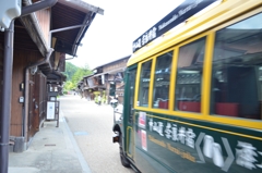 奈良井宿を通過するバス