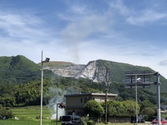 セメントの原料を掘っているらしい