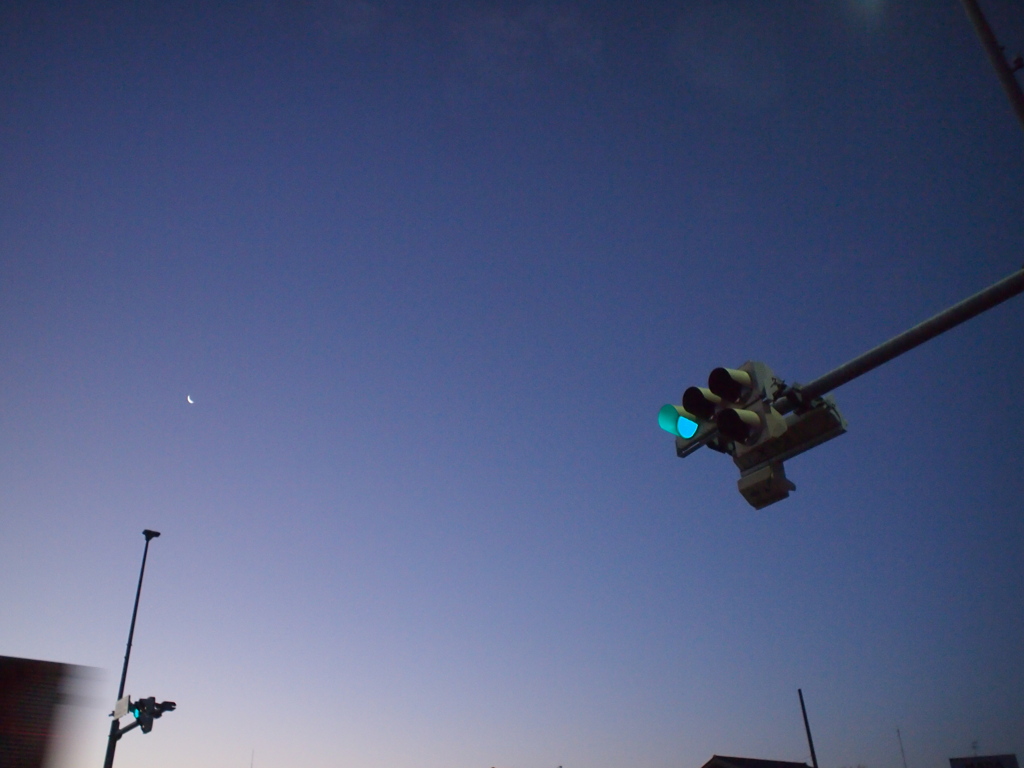 夜明けの月と信号機