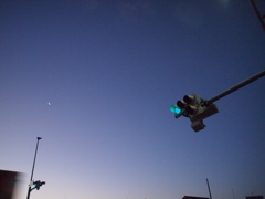 夜明けの月と信号機