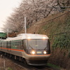 金山駅　桜と「しなの」１