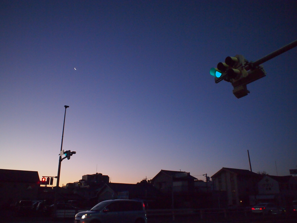 夜明けの月と信号機２