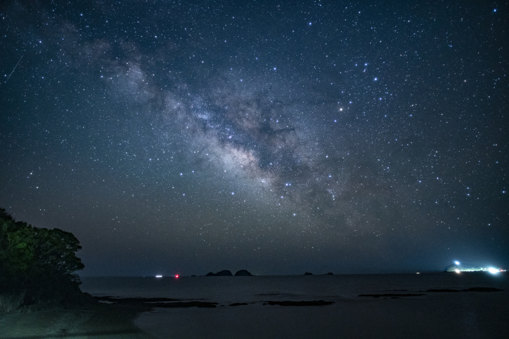 漆黒の海を照らす