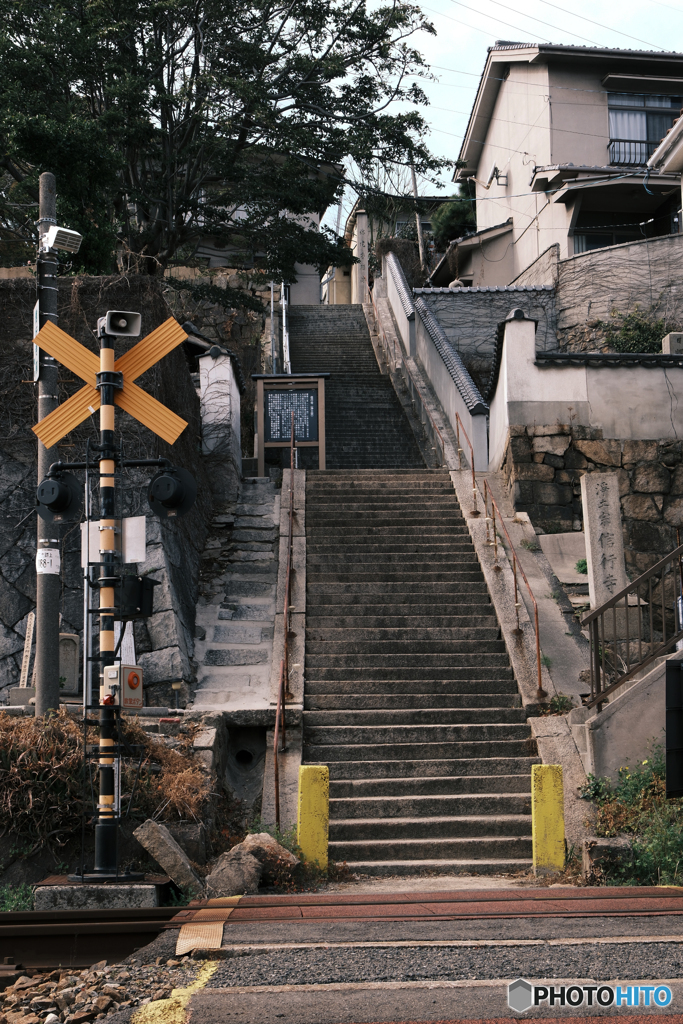 踏切を渡ればすぐお寺