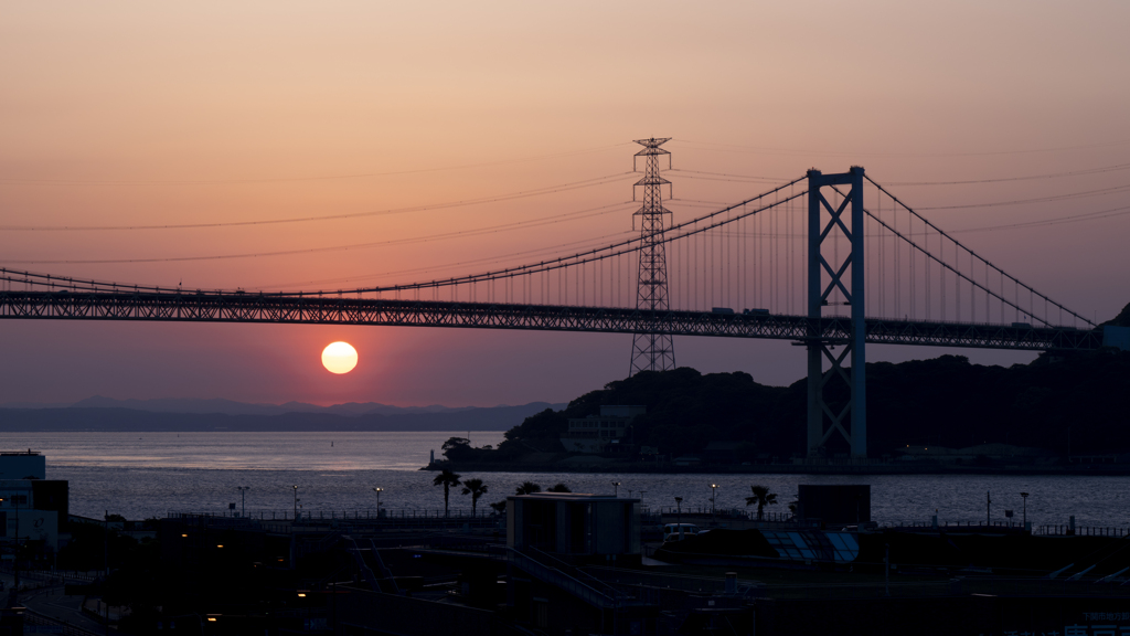 関門海峡の夜明け