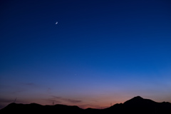 ブルーアワーの空に浮かぶ月と金星