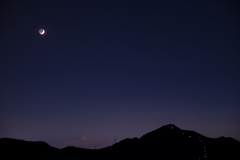 霊峰に沈む月と宵の明星