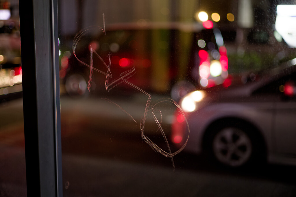 バス停の落書き