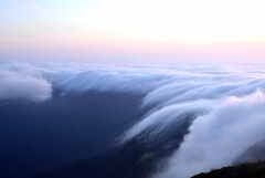 朝焼けの中の滝雲