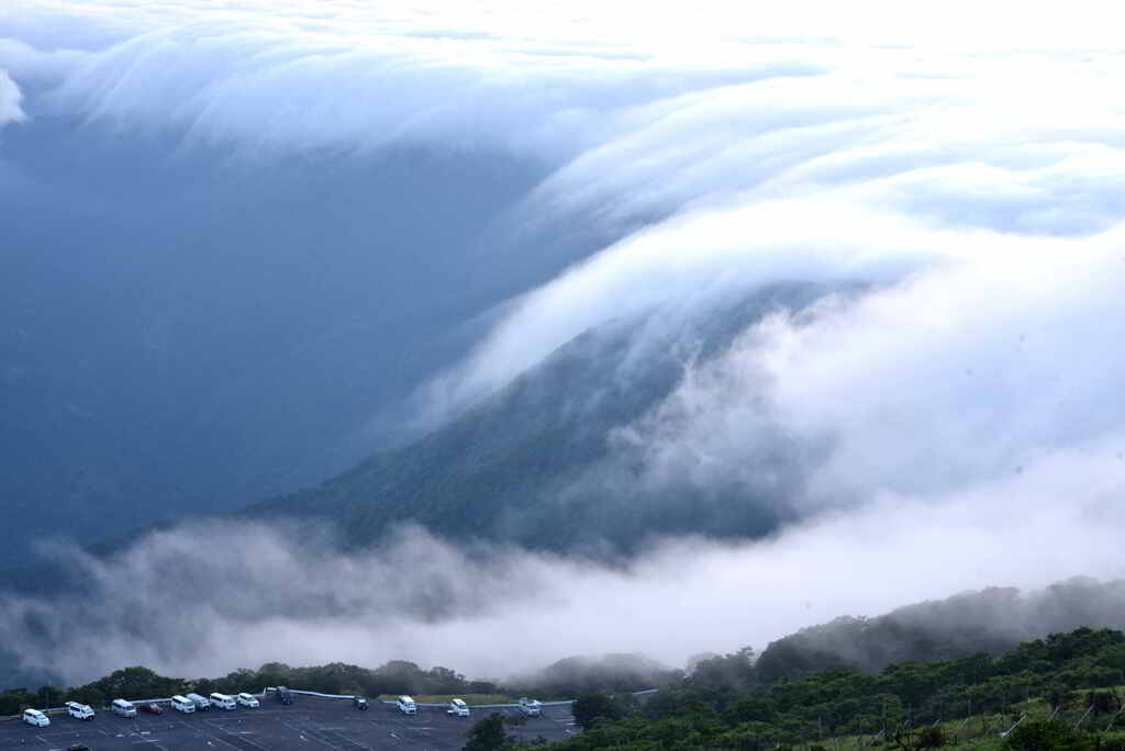 迫りくる滝雲と駐車場