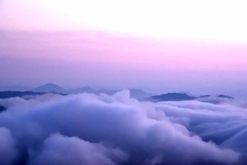 押し寄せる雲海