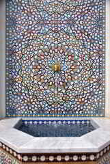 モザイクタイルに彩られた壁泉