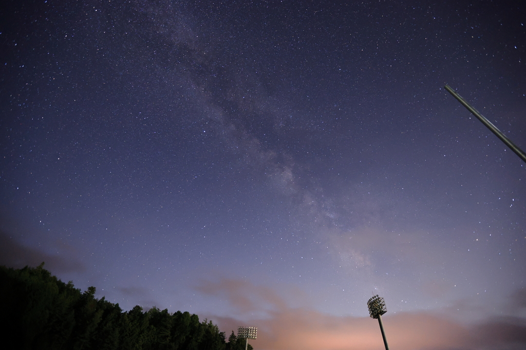 夏夜のスタジアムに降り注ぐ天の川