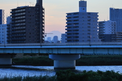 ビルの隙間からのぞかせる富士の夕景