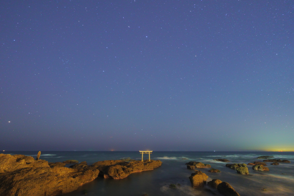 神磯の鳥居と冬の星空