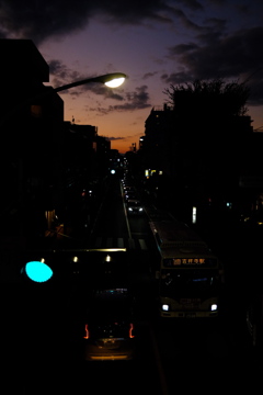 夕暮れ時に歩道橋から