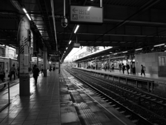 平日夕方のJR三鷹駅