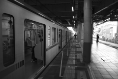 午後の人影まばらなJR三鷹駅
