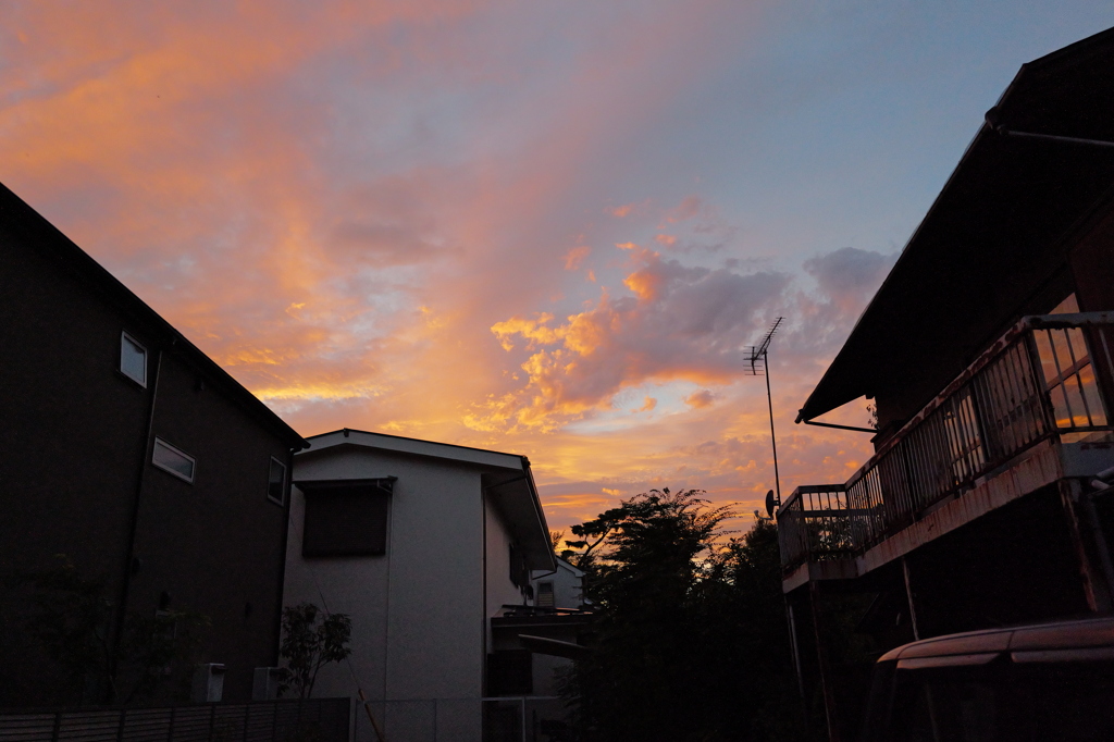 住宅街の夕暮れ