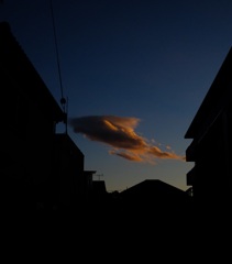 街中の夕暮れ雲