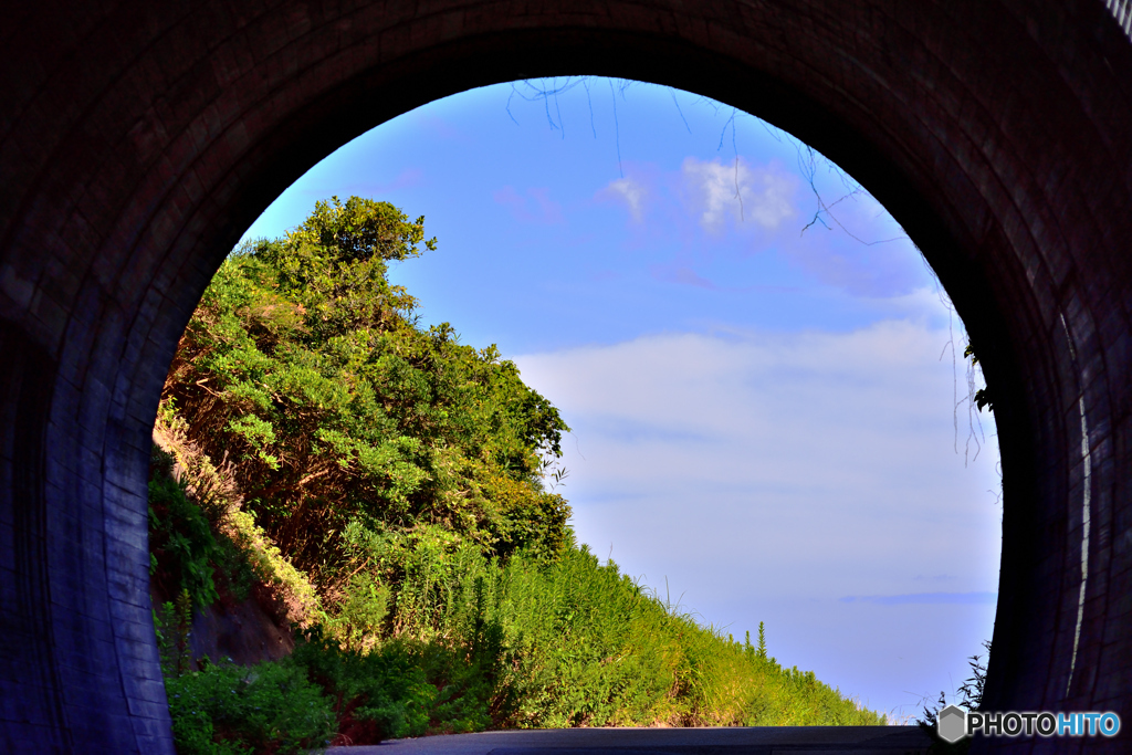 トンネルを抜けると海