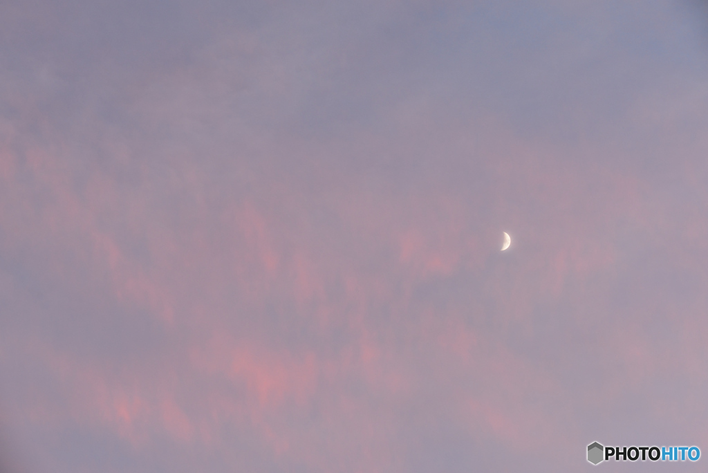 夕焼けに月