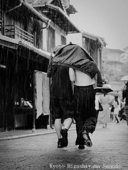 雨の日の二年坂通り