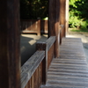 晩夏の夕方、ある東屋の腰掛