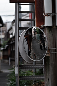 路地を見つめ続ける