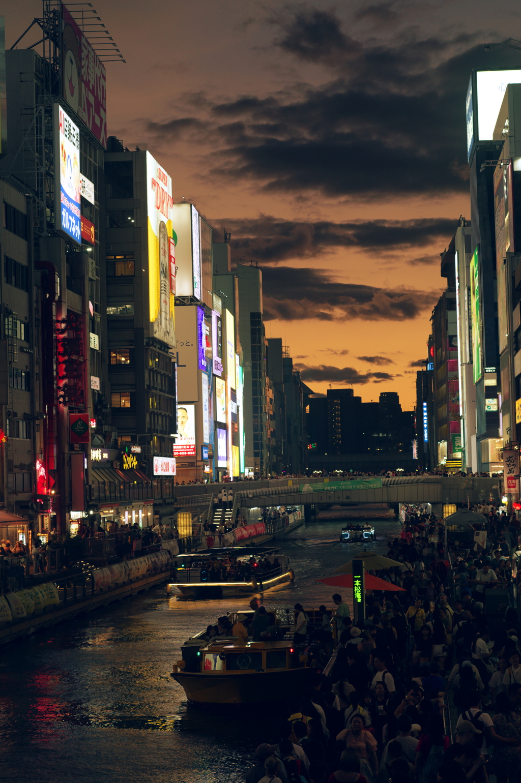 大阪ミナミの黄昏