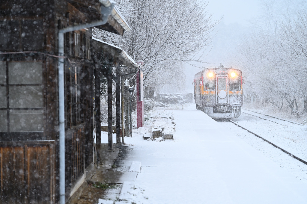 雪の上神梅駅