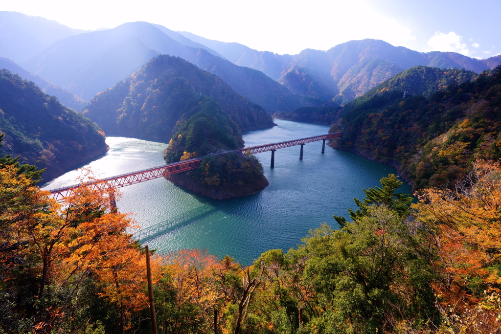 紅葉の奥大井湖上駅