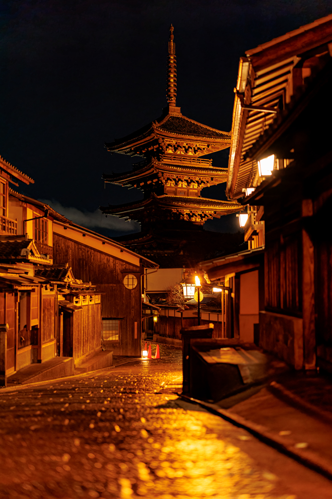  Night view of Yasaka Tower