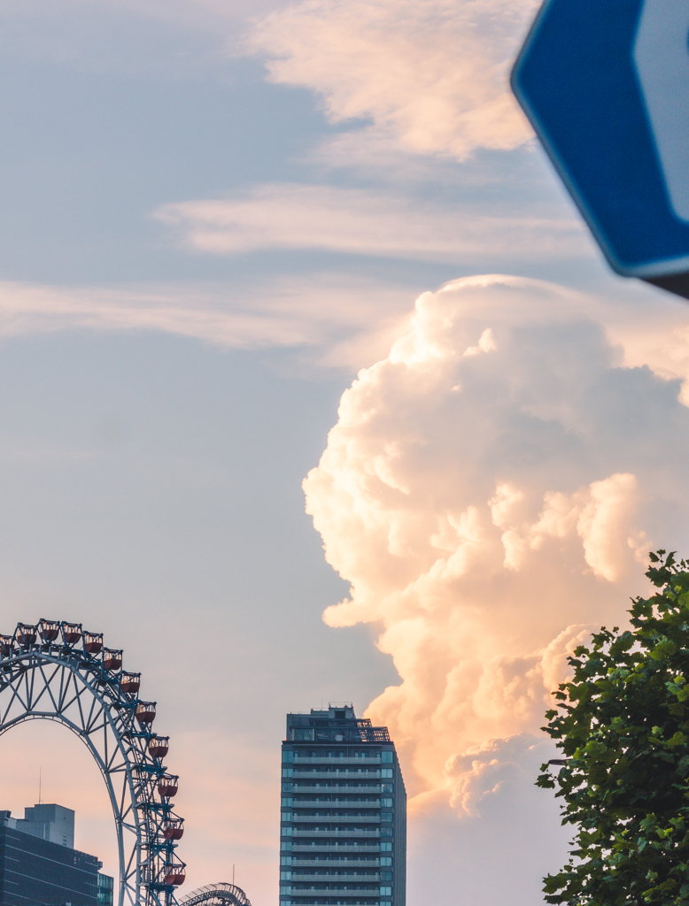 街の隙間から覗く雲