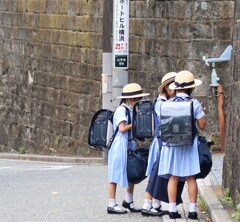 女三人寄れば