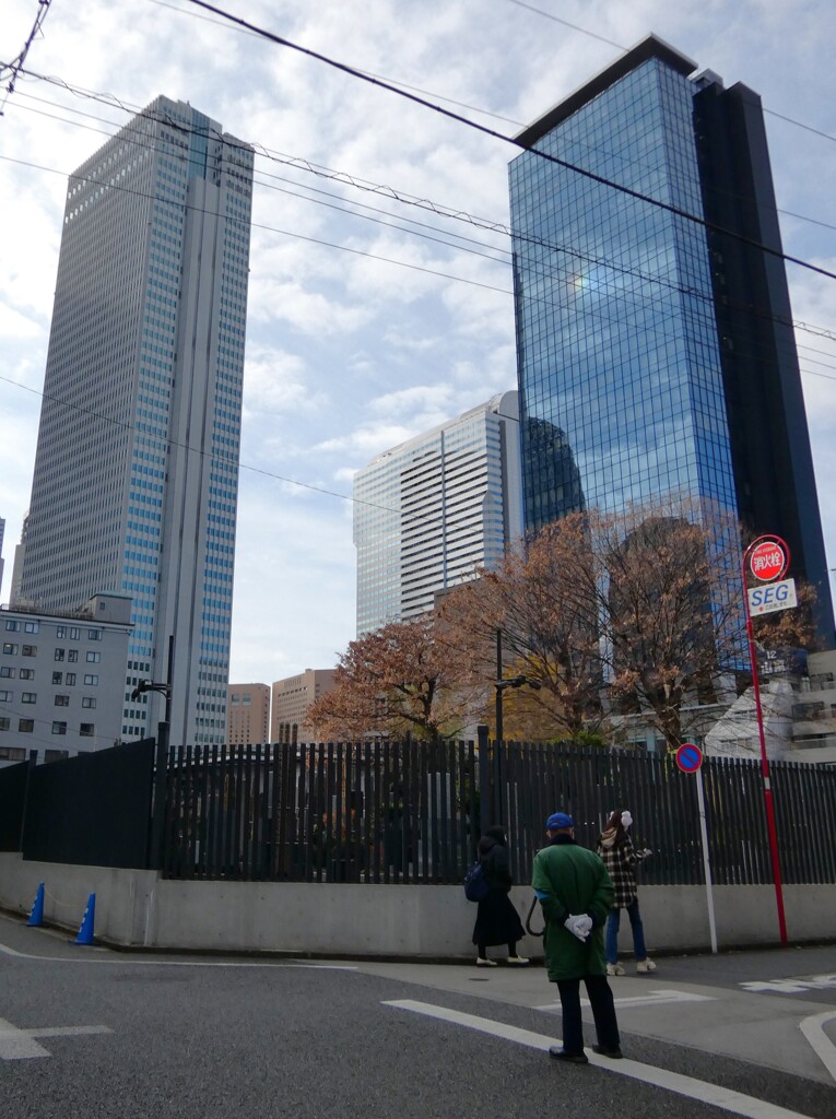 墓場と高層ビル群