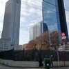 墓場と高層ビル群